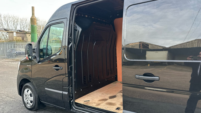 Renault Master Mwb Diesel Fwd MM35 Blue dCi 135 Advance Medium Roof Van